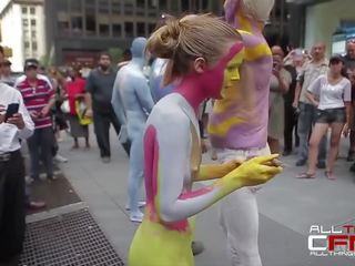 Grup de gol oameni obține painted în față de publ