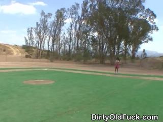 Grand titty brunette ado sur une baseball diamant