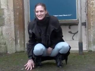 Apasionada lassie pisses en leggings y mov su tetitas en público