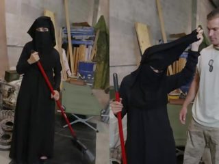 Tour di sederona - musulmano donna sweeping pavimento prende noticed da appassionato americano soldato