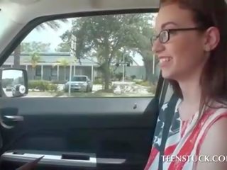Nastolatka diva i jej pierwszy samochód dorosły klips doświadczenie