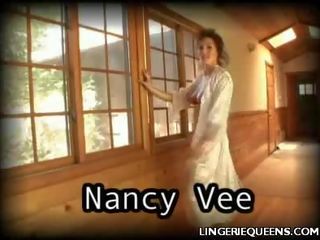 Nancy klipy pryč ji punčochy