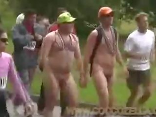 Masyarakat wanita berbusana pria telanjang teluk untuk breakers 2006