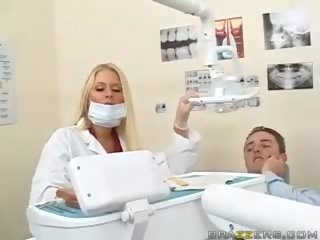 Magnificent נוער חזה גדול בלונדינית dentist וידאו שלה ציצים ל א חולה