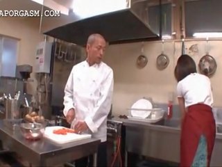Азіатська офіціантка отримує цицьки grabbed по її бос на робота