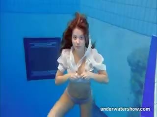 Aranyos zuzanna van úszás meztelen -ban a medence