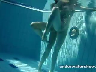 Zuzanna ו - לוסי משחק מתחת למים