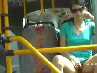 Zuzinka toques ella misma en un autobús