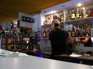 Mėgėjiškas bartender lenka reamed už grynieji