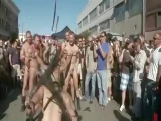 Público plaza con stripped hombres prepared para salvaje coarse violent homosexual grupo sexo vídeo