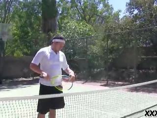 Teens sesati njihovo tenis učitelj