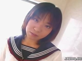 Japans adolescent rino sayaka zuigt penis in de badkamer