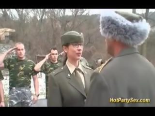 Військовий молодий леді отримує soldiers сперма
