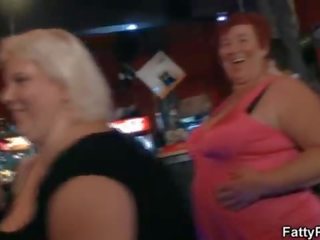 Huge boobs gunging éndah wadon have fun in the bar