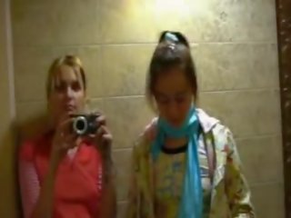 Haciendo pis en disco lavabo antes camara fotografica