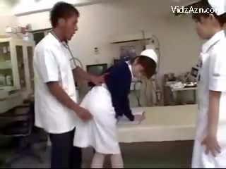 Enfermera consiguiendo su coño frotado por profesor y 2 enfermeras en la surgery