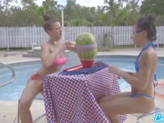 Camsoda teenageralter mit groß arsch und groß titten vorstellen ein watermelon explodieren mit gummi ba