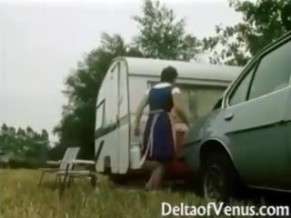 Retro x ocenjeno posnetek 1970s - poraščeni rjavolaska - camper coupling