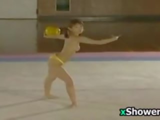 Asiatic athlete performs toples și dușuri