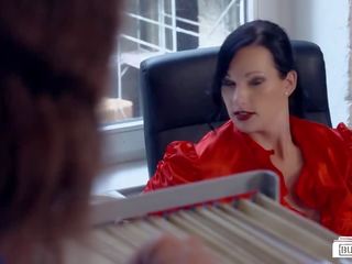 Bums buero - črnolas nemke tajnica wears rdeča šminka med pisarna seks posnetek