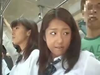 Zwei schülerinnen befummelt im ein bus